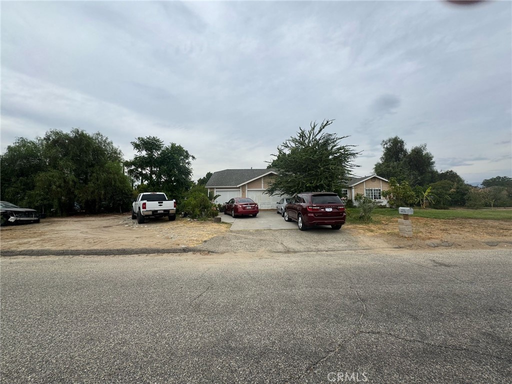 Attention investors! Here’s your chance to grab a 4 bedroom, 2 bathroom home on a full acre of flat, usable land—priced to sell fast. This property needs work, but the upside is massive, great opportunity for an investor or owner user, zone for residential with agricultural uses BL/RS-AA. Cash buyers only as home needs a complete renovation. Roof is 2 months old and with a huge backyard, set up farming operations, or hold as a rental with land value appreciation.
The seller has already handled a big-ticket expense with a brand-new roof installed just two months ago, giving you a head start on renovations