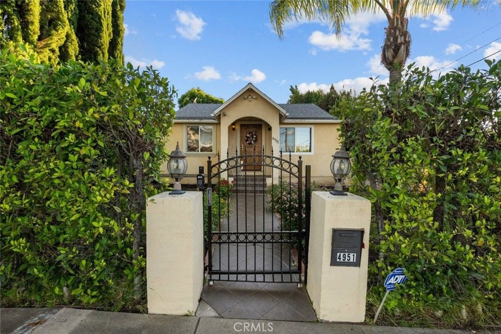 Photo of 4951 Enfield Avenue, Encino, CA 91316 (MLS # GD25265616)