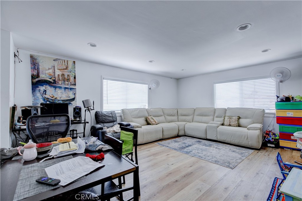 1720 Cerritos Avenue