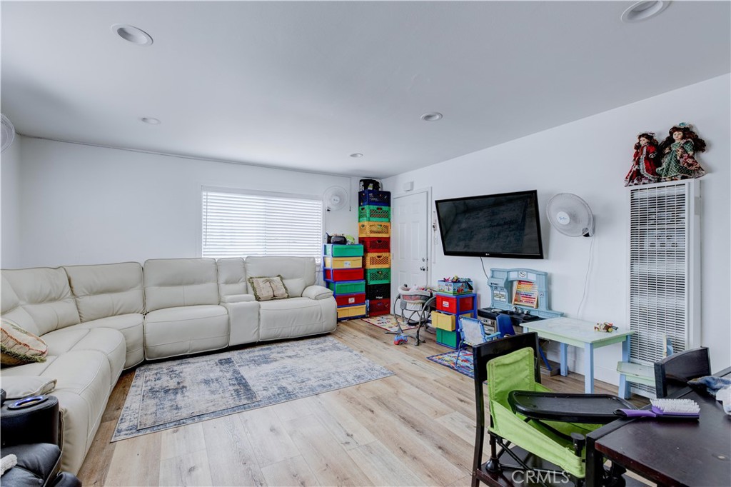 1720 Cerritos Avenue