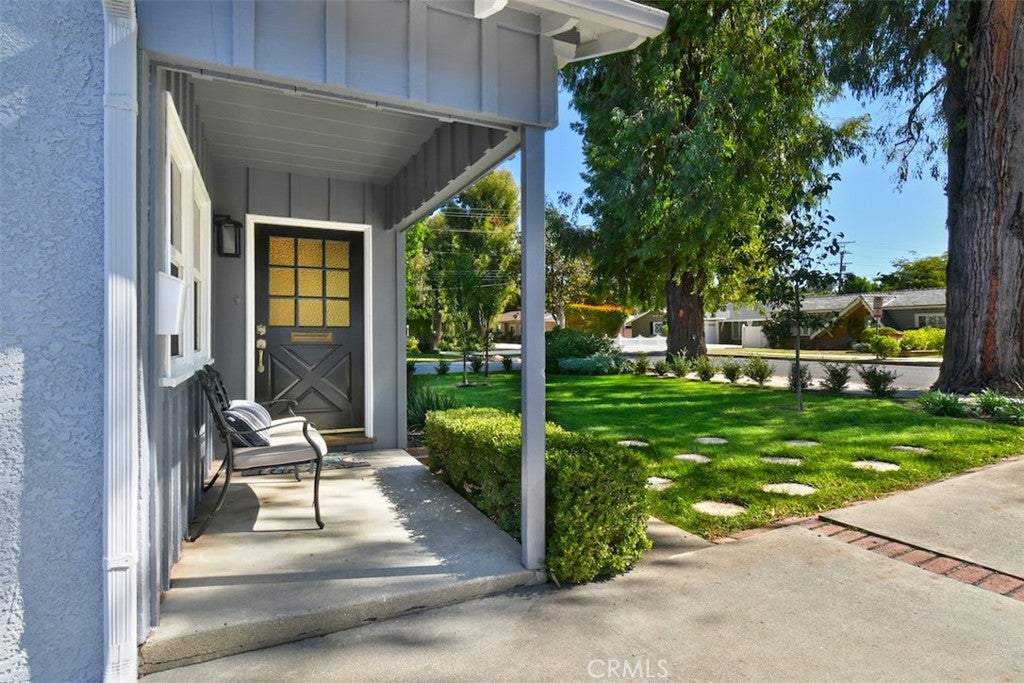 Photo of 22025 De La Osa ST, Woodland Hills, CA 91364 (MLS # SR26146856)