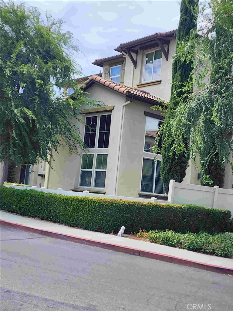 tri-level condo in a gated HOA community in the Northern part of Murrieta. end unit with it's own enclosed patio/yard and is the biggest floorplan in the condo complex! Near I-215FWY & Scott Rd. 3bed; 3 and1/2 bath plus a den/office. 2-car garage with direct access into the unit. Condo is located just inside the gated community of Willow Haven HOA and a short walk to the HOA pool/spa. Entry level has a bonus/den with a full bath. plus a living room with French doors to the side yard. next level has a dining area and kitchen with family room and a half bath. 3rd level has 3bed/2 bath and the laundry room. new paint and flooring throughout the home (less than 1 year old)! Central A/C & heating.