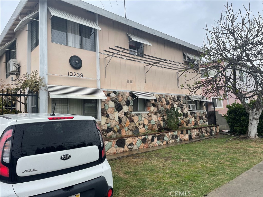 Well maintained investment property in Van Nuys, near Valley Glen. Ideally situated for a rental property, close to freeways, shopping, restaurants, schools, and Houses of Worship. High visibility high traffic street. LOW RENTS, over 37% of Upside. Incredible Opportunity to raise income in the Future as Units turn over. Laminate Floors. Tremendous Unit Mix- (5) 2+1, (2) 1+1. Oversized Living Spaces, an average of approximately 1,000 square feet per apartment. Great Opportunity for Future Potential.