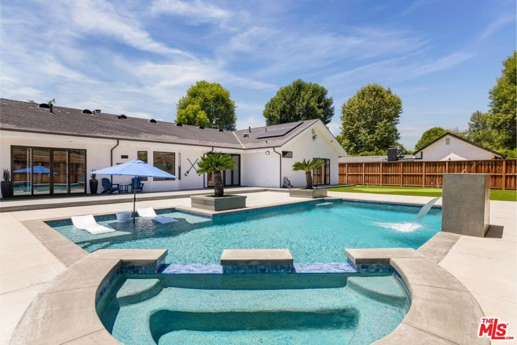 Photo of 22623 Califa Street, Woodland Hills, CA 91367 (MLS # 25555157)
