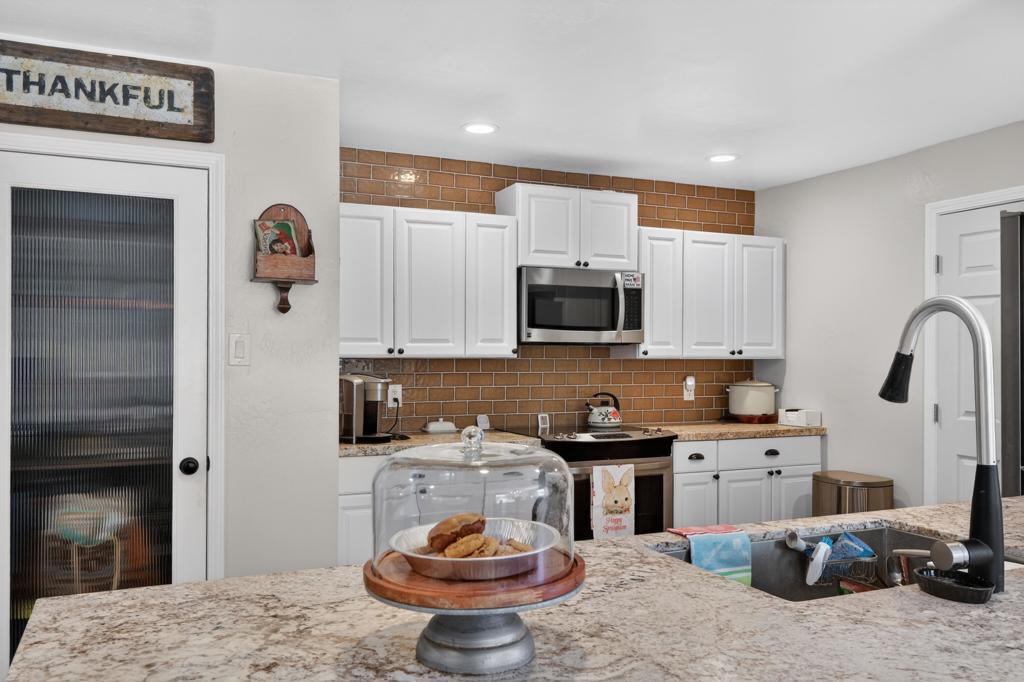 1048 Manzanita Drive