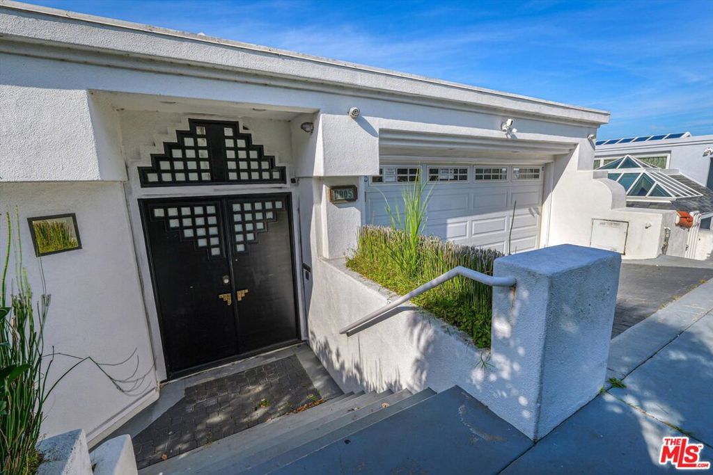 Photo of 7805 Veragua Drive, Playa Del Rey, CA 90293 (MLS # 26656903)