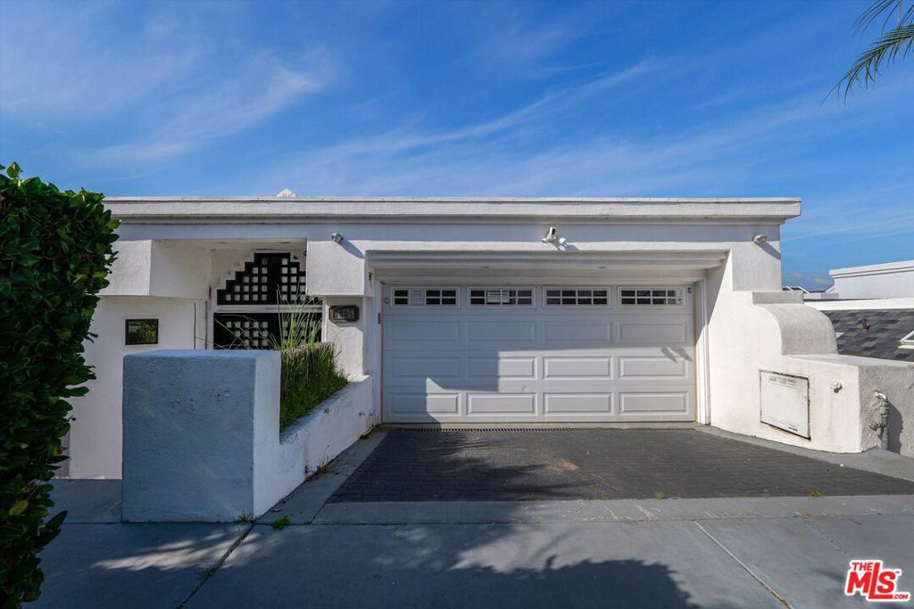 Photo of 7805 Veragua Drive, Playa Del Rey, CA 90293 (MLS # 26656903)