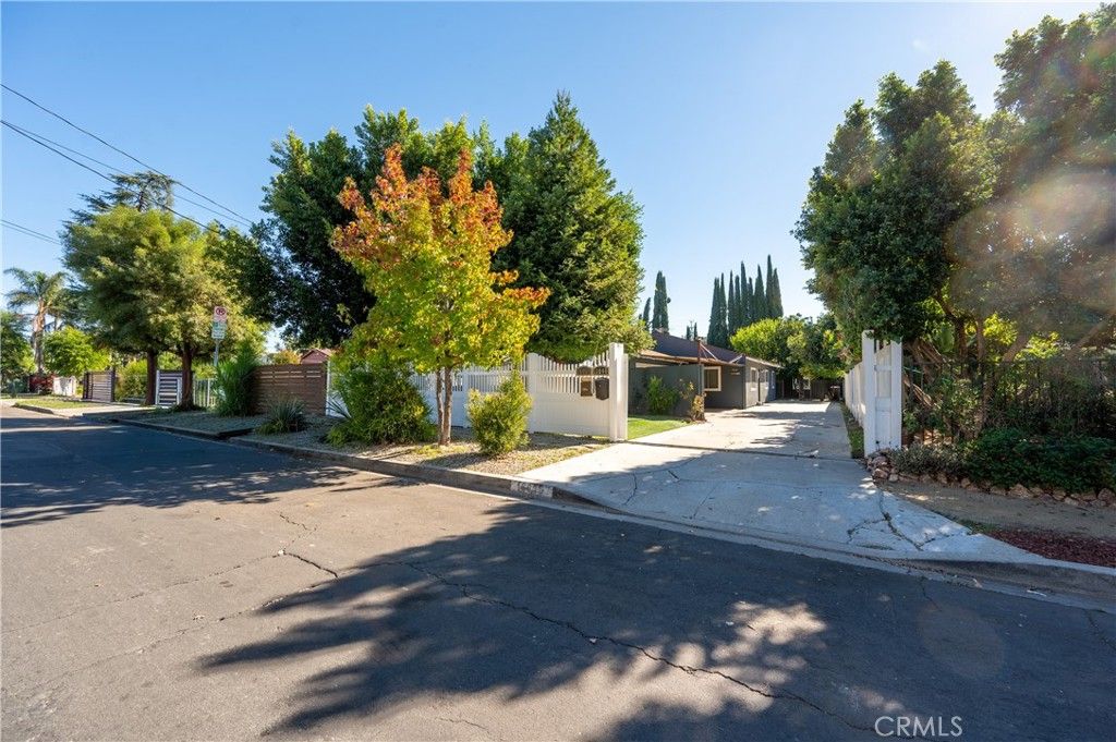 Photo of 16038 Hartland Street, Van Nuys, CA 91406 (MLS # SR25258673)