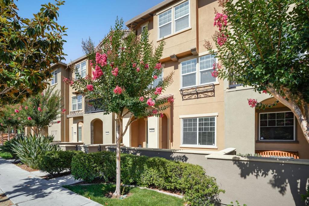This spacious, tri-level, townhouse style home is located in the desirable Willow Glen neighborhood. With almost 1,800sf of living space this home offers the largest floor plan featuring soaring high ceilings and many windows to let in an abundance of natural light. An entry level downstairs den/office could be considered a third bedroom. The second level features an open floor plan with a comfortable kitchen, living room, and dining area. The kitchen offers a breakfast bar with black granite slab counters, cherry wood cabinets and stainless steel appliances including a dual drawer dishwasher. Upstairs, a conveniently located laundry, the large owners suite with its walk-in closet, bathroom with dual vanity, and ample storage. The secondary bedroom also has an en-suite bathroom. Attached 2 car side by side garage, owned water softener & tankless water heater. Fantastic location for commuters with easy freeway access. Close to the Plant shopping center, restaurants, and more!