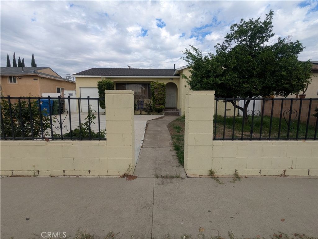 Photo of 10422 Cayuga, Pacoima, CA 91331 (MLS # SR25260613)