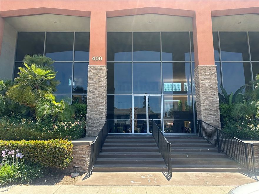 Located in the heart of Fullerton Ca, a blend of  suburban tranquility and urban convenience.

Great schools, convenient close to Fullerton University and college.