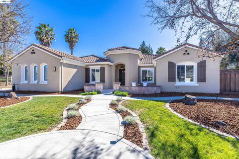 Photo of 631 631 Alden Ln Ln, Livermore, CA 94550 (MLS # 41125437)