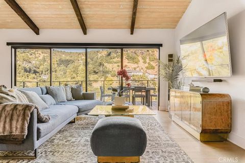 Photo of 2522 Zorada Drive, Los Angeles, CA 90046 (MLS # SR25229528)