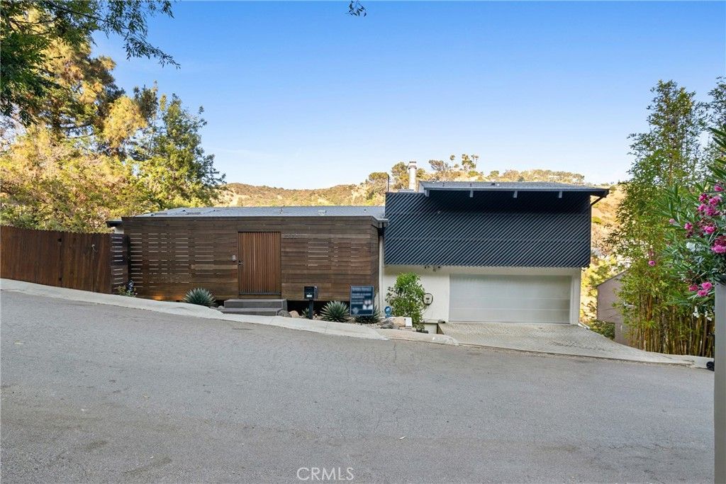 Photo of 2522 Zorada Drive, Los Angeles, CA 90046 (MLS # SR25229528)