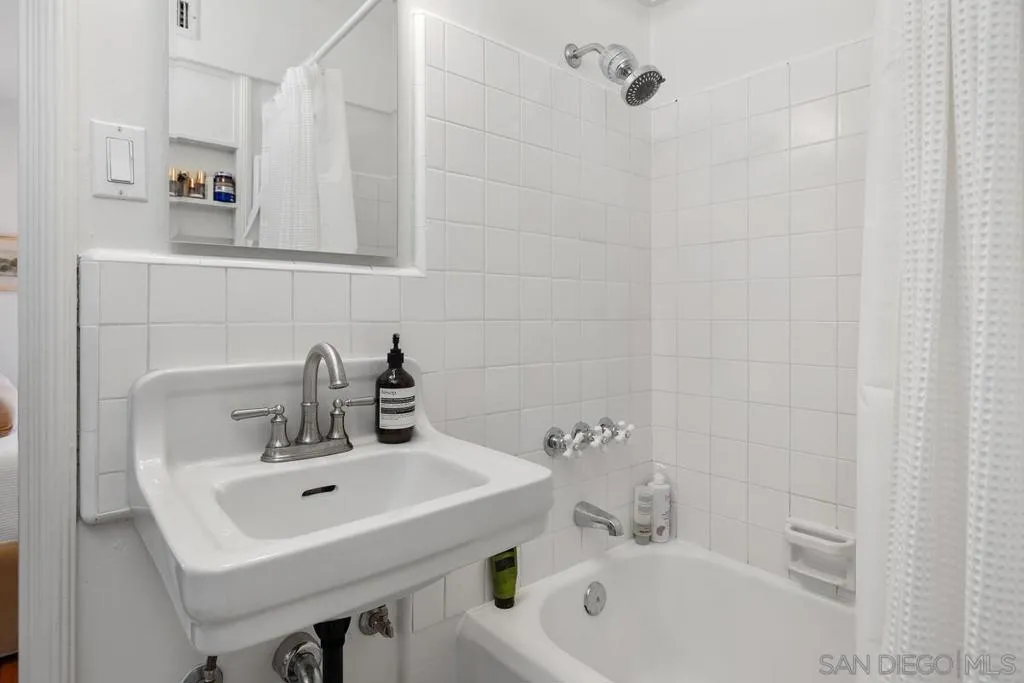 La Jolla, California 92037, United States, 3 Bedrooms Bedrooms, ,3 BathroomsBathrooms,Residential,Active,182894