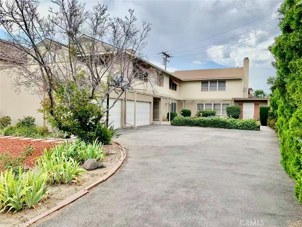 Exceptional investment opportunity in the heart of Arcadia. This well-maintained 4-unit income property is located within the highly desirable Arcadia Unified School District, offering top-rated schools and strong tenant demand. Each unit is in great condition and generates steady rental income. The property has been retrofitted from ground grade for earthquake safety, adding peace of mind and long-term value.
Prime location near Westfield Santa Anita Mall, H Mart, Trader Joe’s, parks, and dining options provides tenants with unmatched convenience. With its rare availability, stable rental history, and pride of ownership, 1150 Okoboji Dr is a true gem in today’s market.