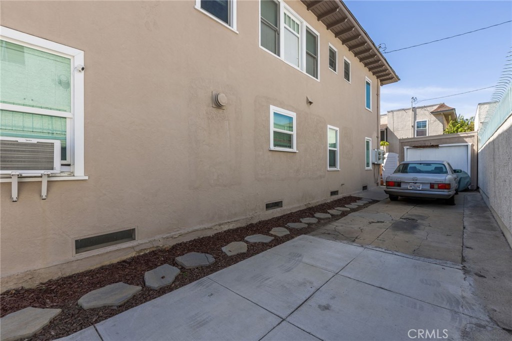 1605 e. Broadway