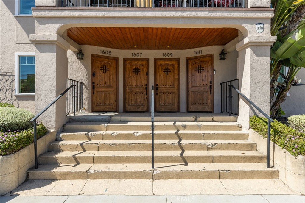 1605 e. Broadway
