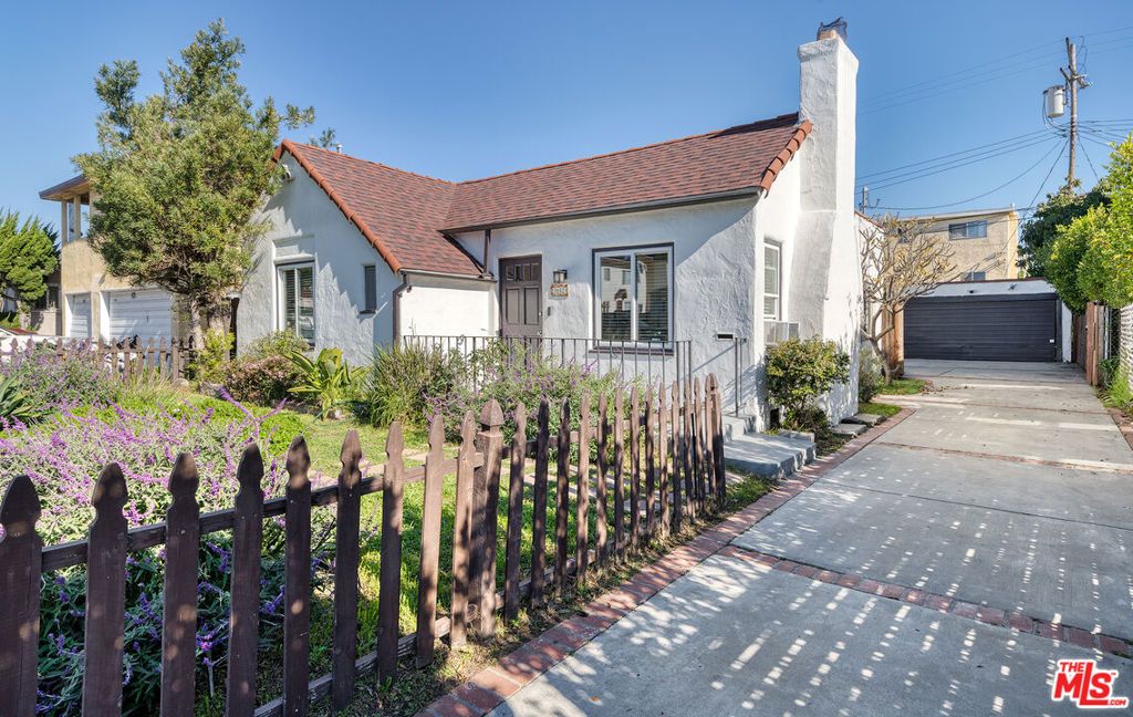 Photo of 3652 Kelton Avenue, Los Angeles, CA 90034 (MLS # 26696173)