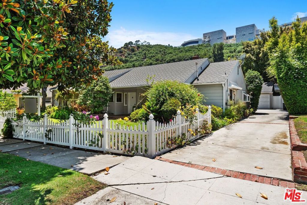 Photo of 11782 Bellagio Road, Los Angeles, CA 90049 (MLS # 25570125)