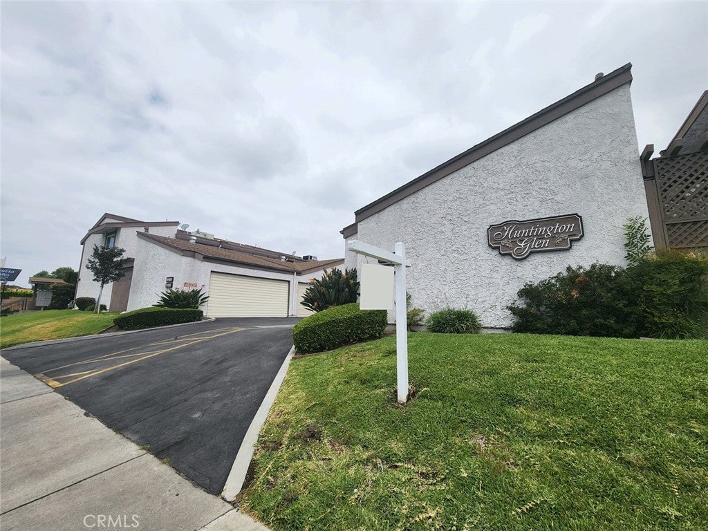 1047 E Huntington Drive