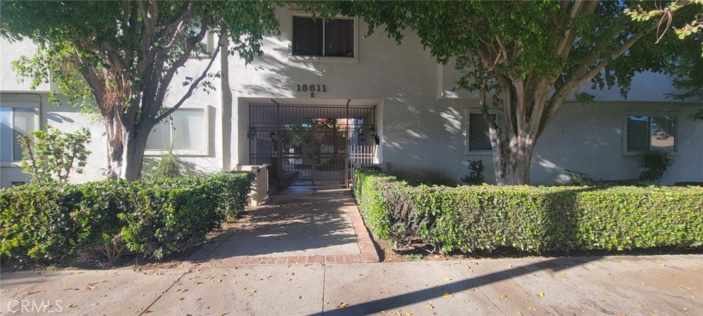 Amazing property in the heart of Tarzana. 2 spacious bedrooms and 2 bathrooms top floor completely remodeled unit. Tile floors, recessed lighting
throughout, custom made kitchen. Newer air conditioning and heating unit. HOA dues include water, internet and cable. Complex has 3 pools, 3 SPAs, common laundry, club house and kids play grounds. Walking distance to Ventura Blvd, restaurants, supermarkets, coffee shops. Easy access to 101 freeway and close to many schools including famous “SOCES” school.