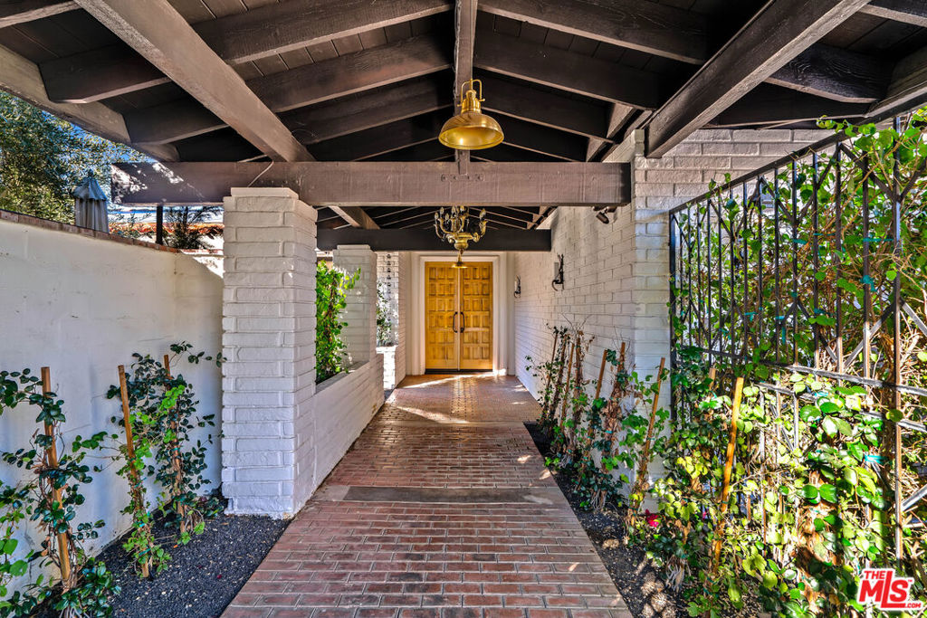 1552 E Twin Palms Drive