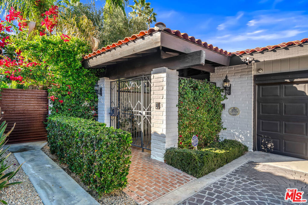 1552 E Twin Palms Drive