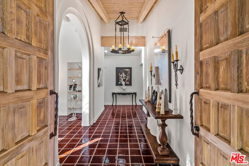 1552 E Twin Palms Drive