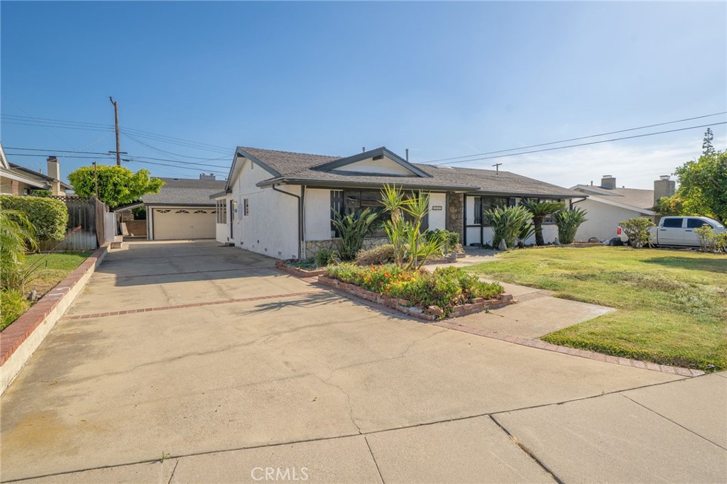 1032 E Buckboard
