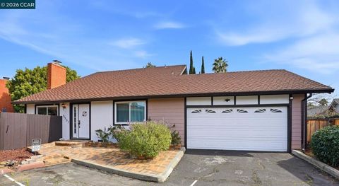 Photo of 5537 5537 Pamplona Ct, Concord, CA 94521 (MLS # 41125700)