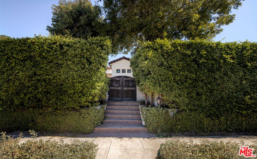 Photo of 1000 S Citrus Avenue, Los Angeles, CA 90019 (MLS # 25615329)