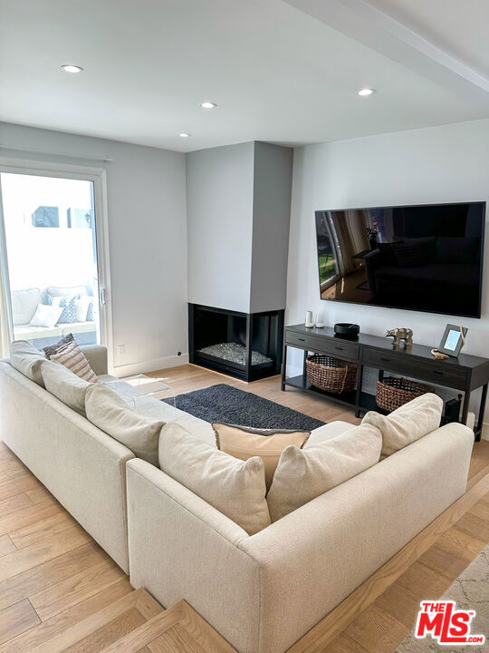 Come check out this beautifully renovated, three-story townhouse! Open-concept design meets modern amenities in the heart of Santa Monica. Special features include central AC, in-unit laundry, a private patio, in-home gym, and two side-by-side covered parking places. Around the corner from Montana Ave. restaurants and shops--and a quick walk to Erewhon, Trader Joe's, and Whole Foods. In the coveted Franklin Elementary and Lincoln Middle School zones.
