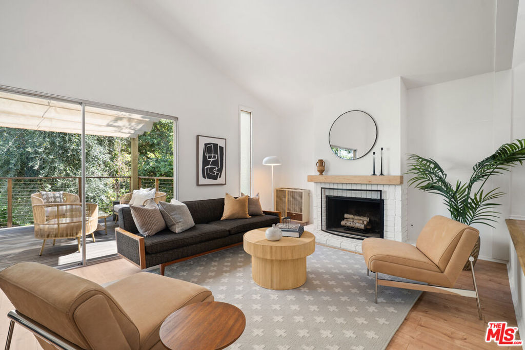 1045 W Avenue 37