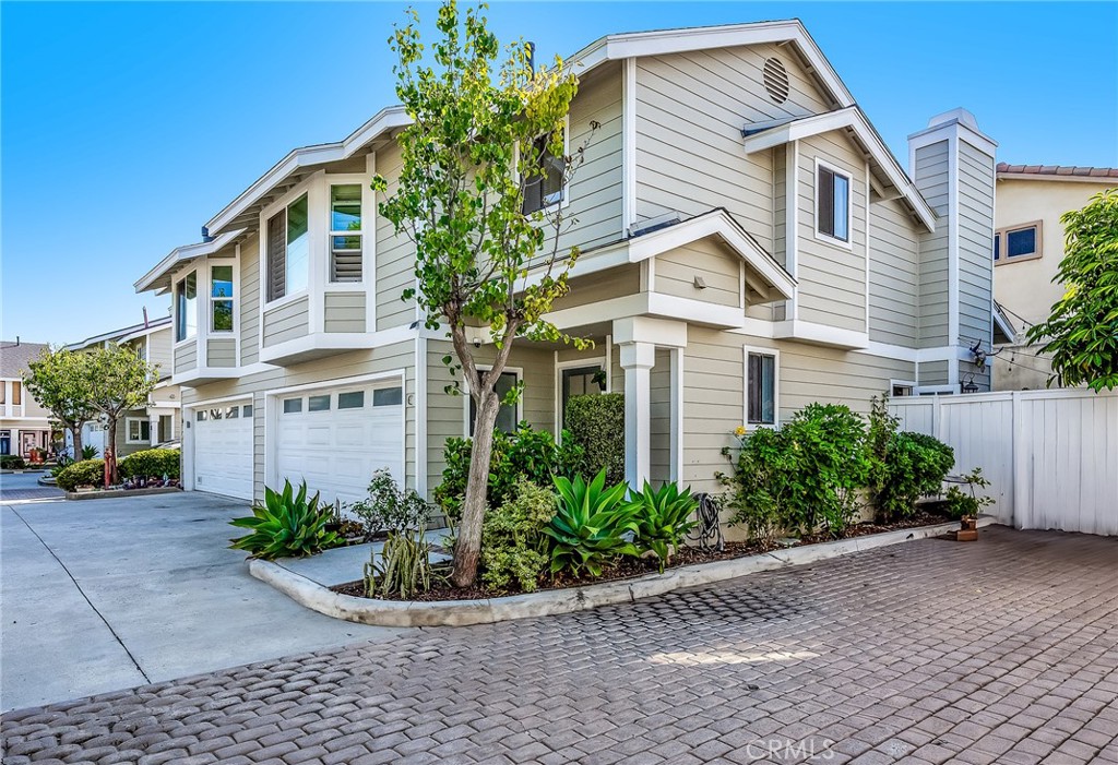 East Costa Mesa – Fully Remodeled & Move-In Ready! Step inside this beautifully updated 2 bed, 2.5 bath home with 1,346 sq ft of open, light-filled living space. The expansive main level is perfect for entertaining, featuring a stunning kitchen with stainless steel appliances, sleek countertops, and designer finishes. Upstairs, the primary suite offers a walk-in closet, spa-like bath with soaking tub and separate shower. Enjoy year-round indoor/outdoor living with a spacious, private back patio. Only one shared wall gives it the feel of a single-family home. Low HOA dues and a prime location near shopping, dining, parks, and award-winning schools make this a rare East Costa Mesa find!