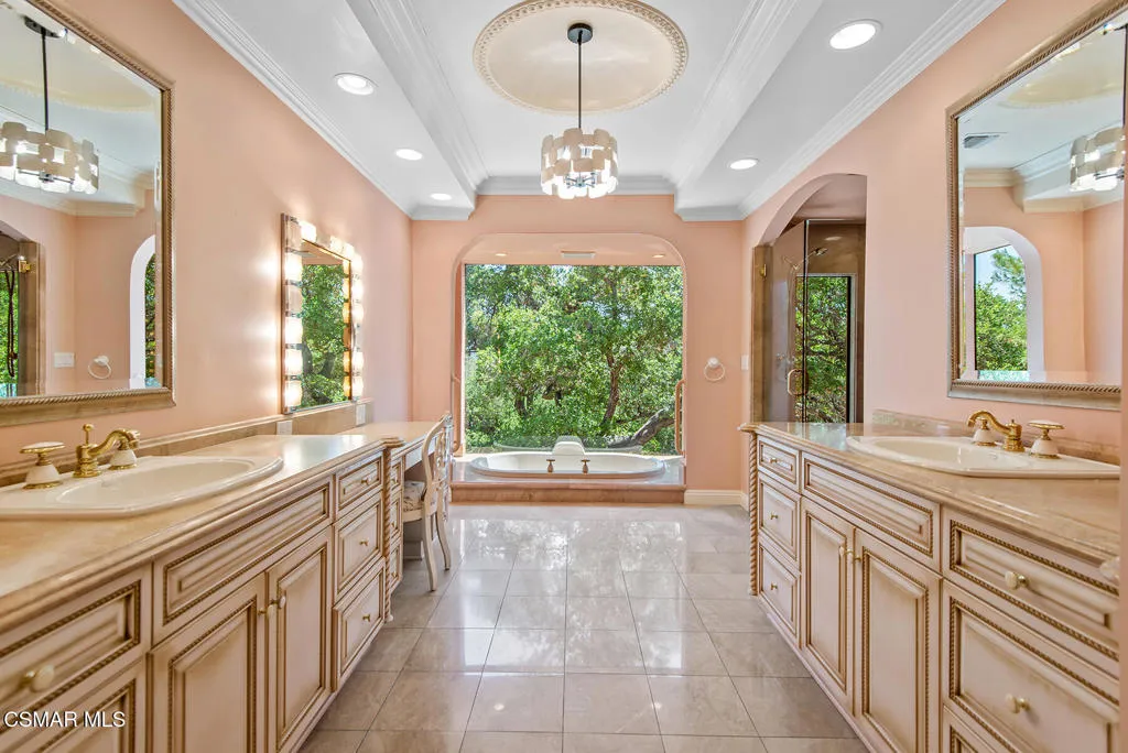 Thousand Oaks, California 91361, United States, 6 Bedrooms Bedrooms, ,6 BathroomsBathrooms,Residential,Active,162925