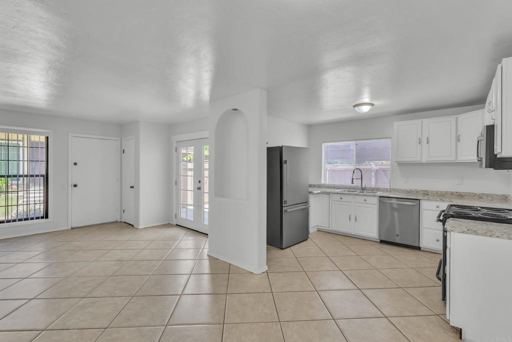 Welcome to this inviting 3 Bedrooms, 1.5 Baths – functional and inviting layout Corner End Unit – extra privacy & natural light Private Laundry Room – convenient in-home feature Spacious Patio – perfect for relaxing or entertaining Covered Carport – easy, protected parking Community Pool & Park – enjoy outdoor recreation & leisure Prime Location – minutes to downtown, shopping, & restaurants Low-Maintenance Living – ideal for first-time buyers or downsizers