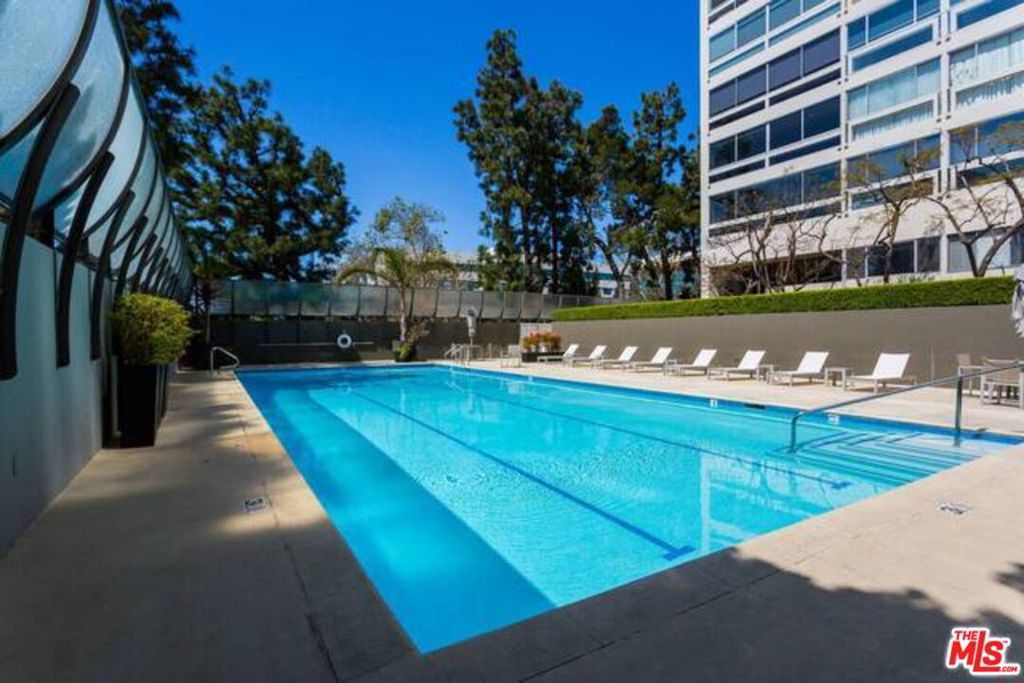 2220 Avenue Of The Stars 2004W