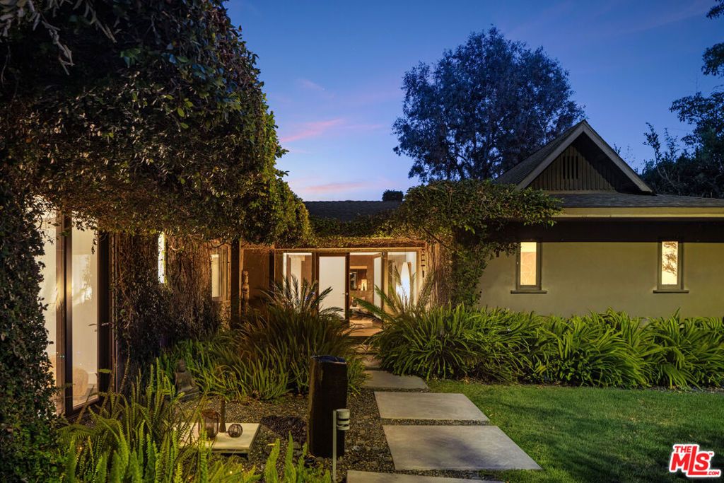 Photo of 2220 Banyan Drive, Los Angeles, CA 90049 (MLS # 26829145)