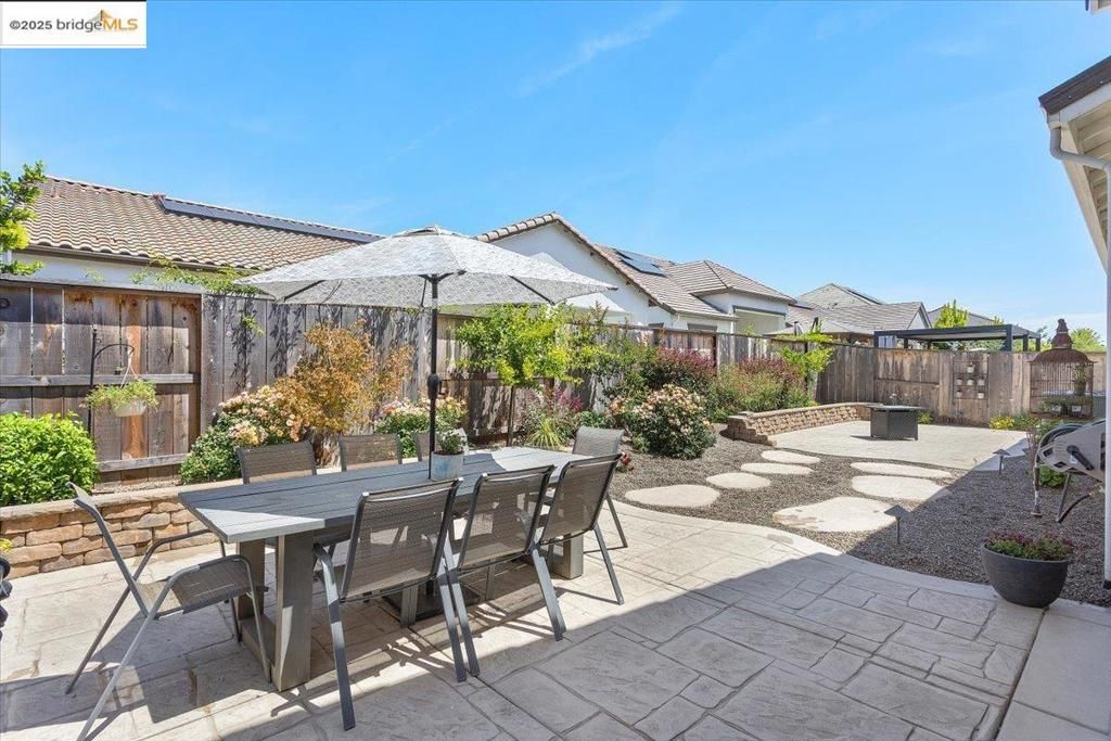 listing image 130726675920978530560