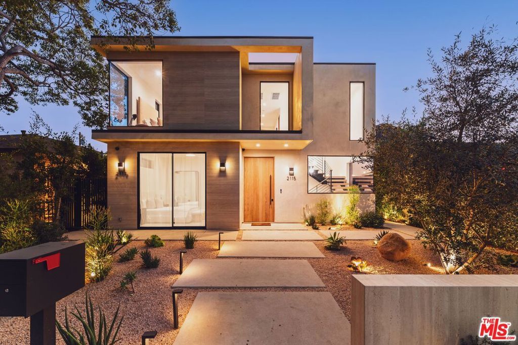 Photo of 2115 Walnut Avenue, Venice, CA 90291 (MLS # 26646167)