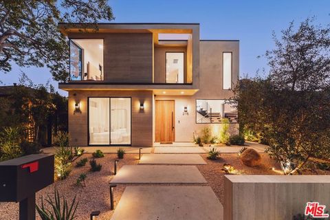 Photo of 2115 Walnut Avenue, Venice, CA 90291 (MLS # 26646167)