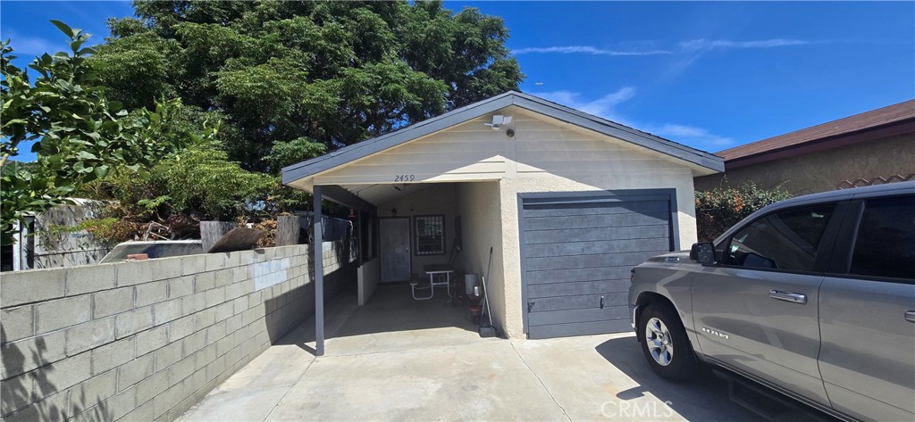 very good condition home, Ceramic title throughout, 3 car parking in the front + 1 car garage turned into storage area (or 4th bedroom) 2 additional car parking are possible using the alley access. You could park 5 cars and still use it as 4 Br 2 baths.
Nice and clean home, roof looks pretty good. This home very close to 105 Fwy, 1mi to metro station for LAX and downtown commute
