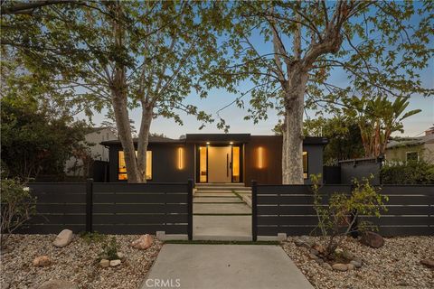 Photo of 12311 Hartsook Street, Valley Village, CA 91607 (MLS # SR26147453)