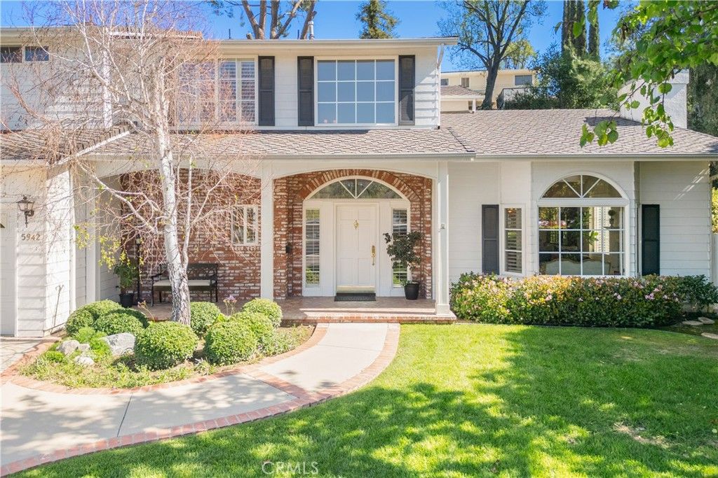 Photo of 5942 Salamea Avenue, Woodland Hills, CA 91367 (MLS # SR26056580)