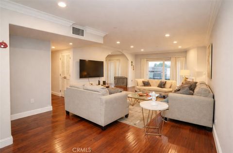 Photo of 13037 Moorpark St, Studio City, CA 91604 (MLS # SR26040393)