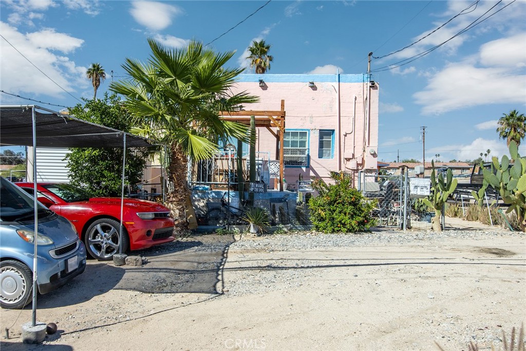 Main image without alt text