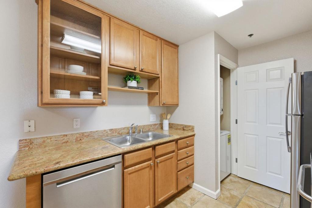 880 E Fremont Avenue 624