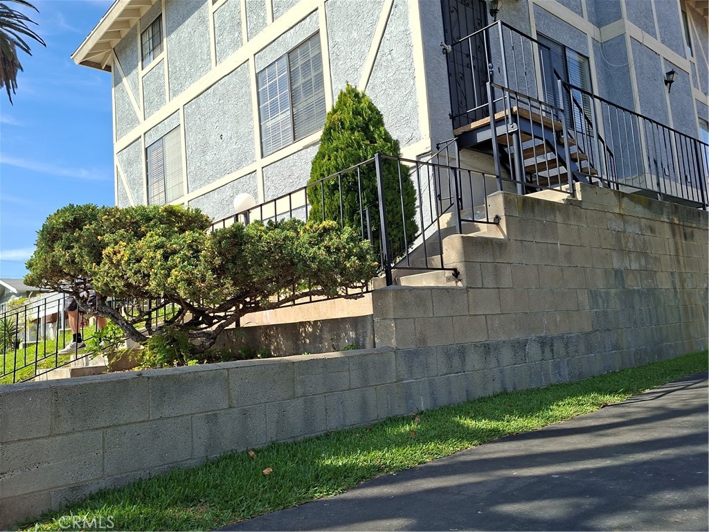 1805 Vine F