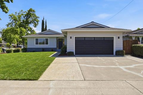 Photo of 902 Camellia Way, San Jose, CA 95117 (MLS # ML82046284)